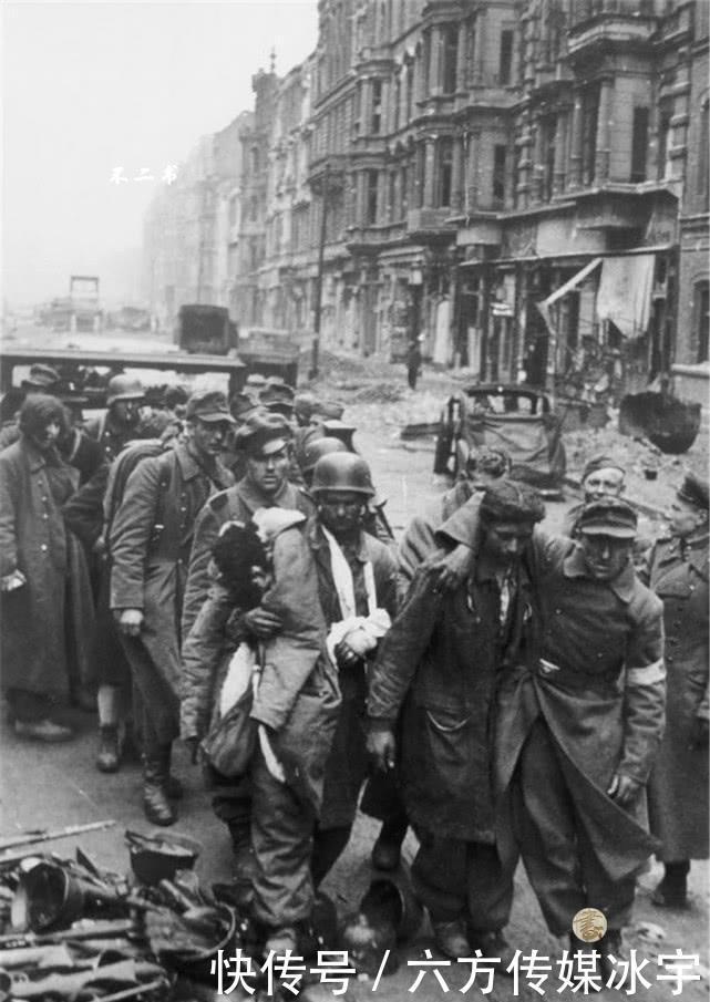 老照片|柏林战役老照片在苏军250万兵力的进攻下，恶魔迎来了消亡