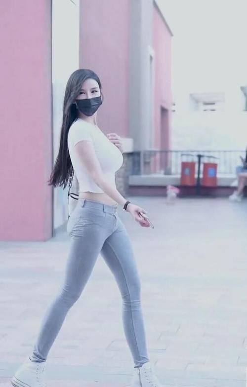 小美好|小清新的时尚牛仔裤，减龄显气质，变成街头性感女神