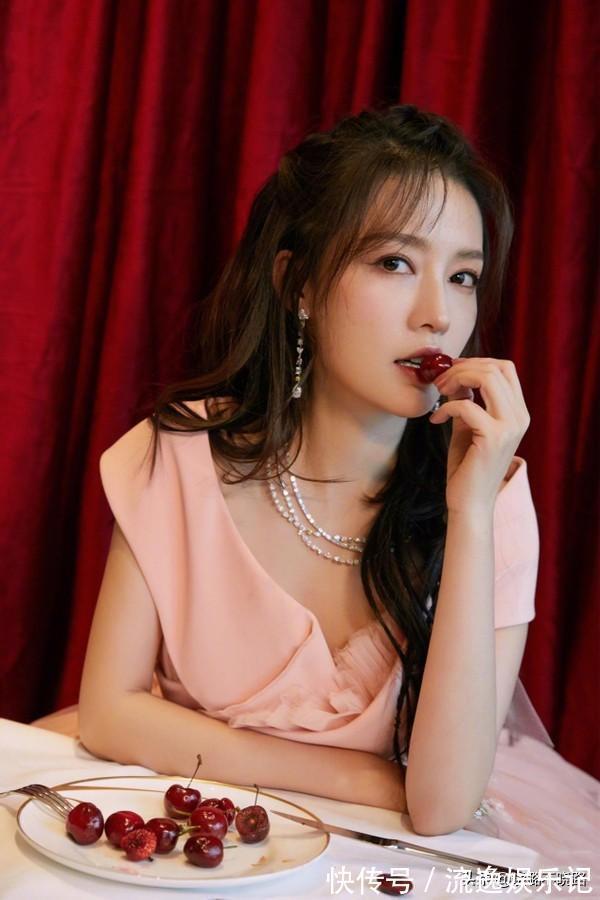 刘海|丸子头已经不流行了,今年这5种发型是真火,简单大方显脸小