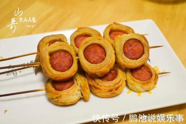 零食|2张手抓饼2根香肠，卷一卷切一切，做金黄酥脆的小零食，一口一个