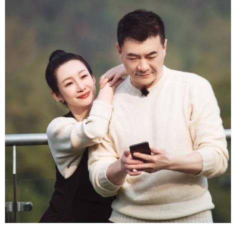 邹凯|42岁秦海璐，生活不能自理，如今王新军包揽家务贴身伺候