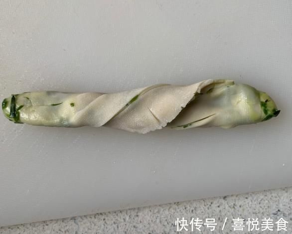 葱油饼|饺子皮吃出新花样，10分钟的快手早餐，香酥脆，好吃极了