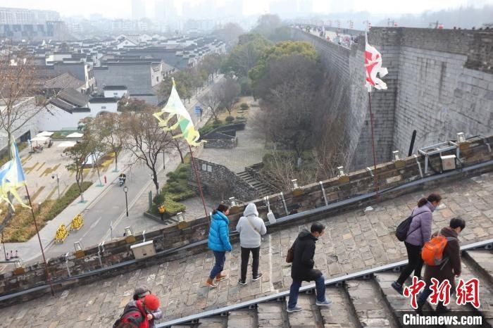 明城墙|民众登上南京明城墙“踏太平”“走百病”