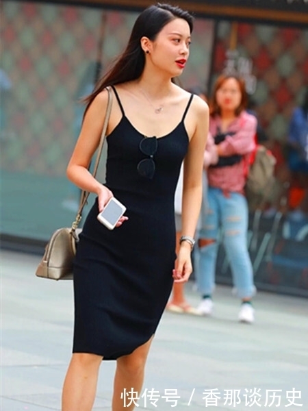 吊带裙对美女的身材要求很高，这份迷人的气质，增添时尚的妩媚感