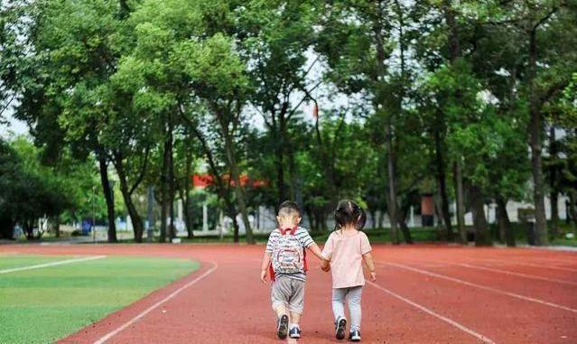 小诺|“我能尝一小口吗”6岁女儿想吃弟弟蛋糕，妈妈的反应让人心寒