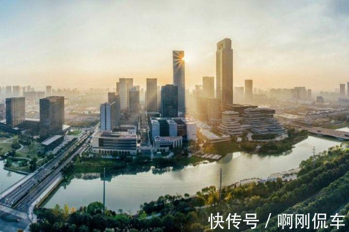 开发商|炒房客开始降价卖房了，开发商还会继续盖房子吗？内行分析有道理
