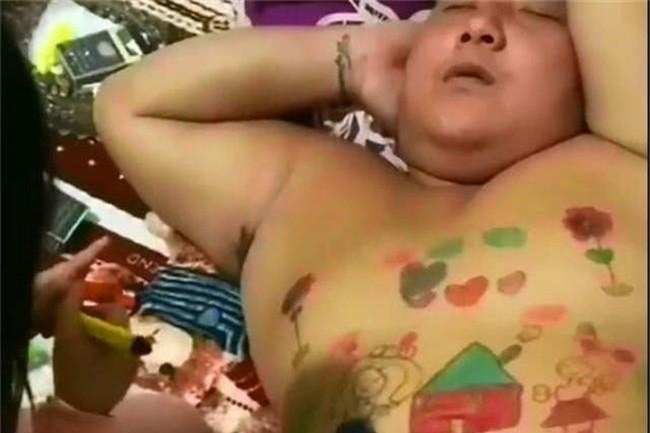 疝气|爸爸和女儿睡觉,妈妈外出3个小时后回来,看到的画面笑疝气