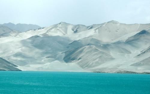 沙山环碧水，比月牙泉还壮观的新疆白沙山和白沙湖