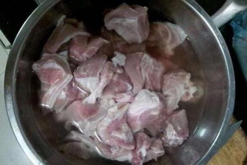  肉类“焯水”的时候，记住这个小诀窍，又鲜又嫩，没有腥味