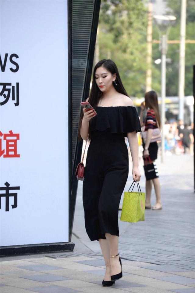  美女|街拍：气度不错的时尚辣妈，淡紫色连衣裙美观舒适