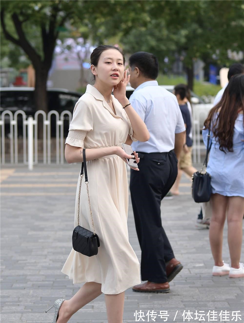 细跟鞋 米色连衣长裙,过膝的裙摆,搭配尖头细跟鞋,衬托身材!