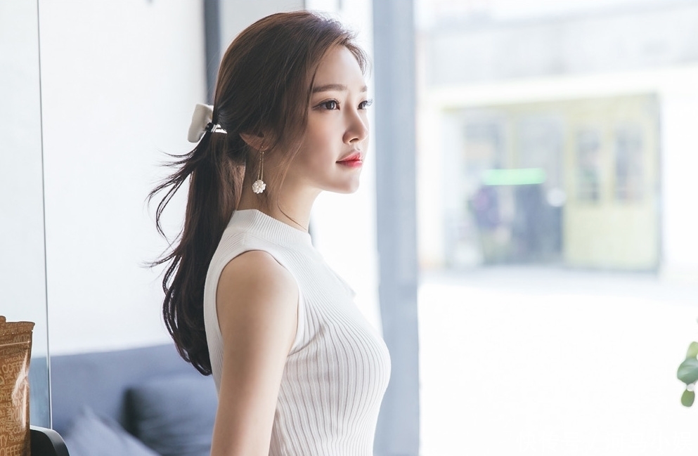 一条粉色包臀裙,兼具时尚与性感,真让人眼前一亮!