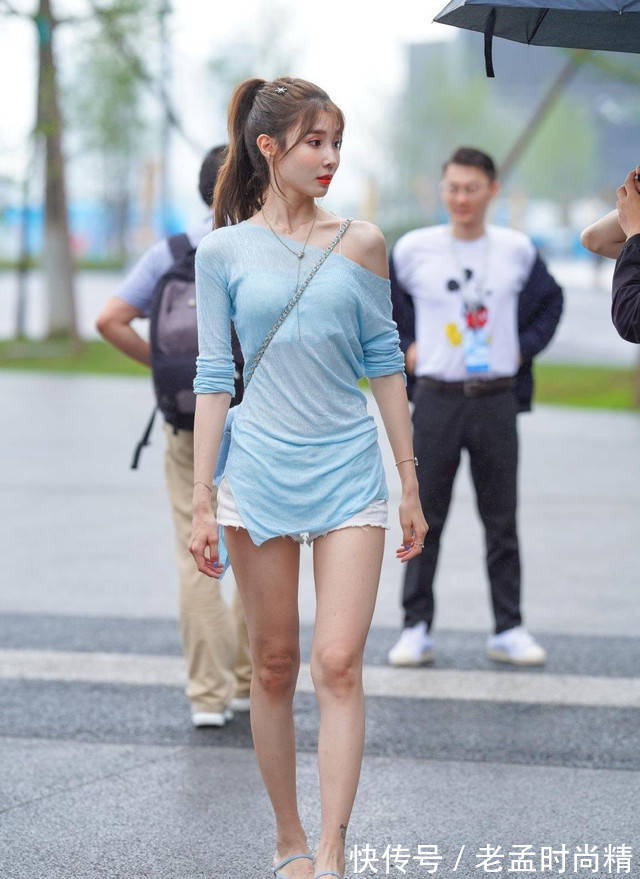 女神|街拍:有特点的衣服穿在身上会更好看,充分展现女神气质增添时尚韵味