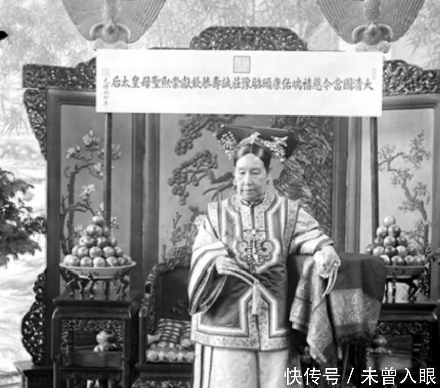 带金|美国档案馆的慈禧老照片慈禧带金手指甲,与李莲英合影!