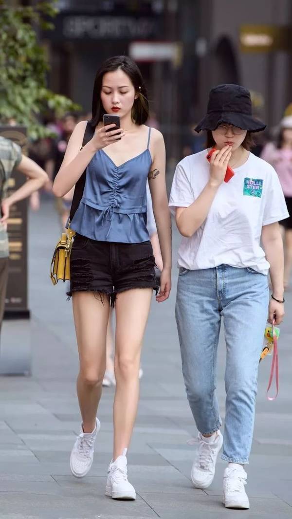 黑色|裸色针织衫搭配黑色短裤,外搭一件黑色小西服,干练立显