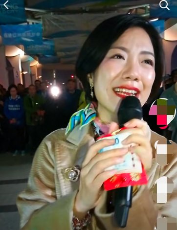 星光大道冠军在街头卖唱，多人围观显凄凉，曾和李谷一春晚合唱