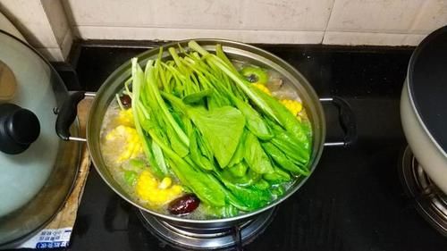  苦瓜|吃了多年的小鸡炖蘑菇，换个做法炖乌鸡，食材丰富，汤甜肉滑