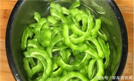 苦瓜的“苦源”在哪里只要切掉这个部位,苦瓜好吃还不苦,厉害