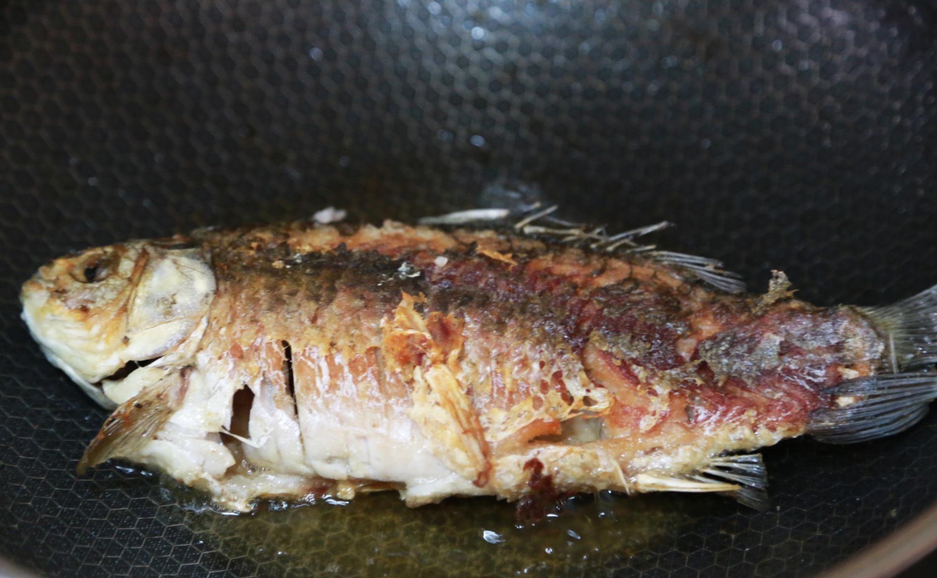 热水|做鲫鱼汤时，用冷水还是用热水？掌握一招，汤汁奶白无腥味，好喝