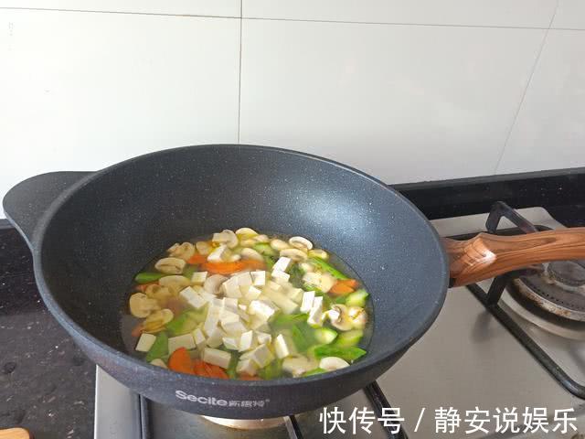 朋友圈发了1个豆腐菜,有55个人问我做法,说真是太好吃了