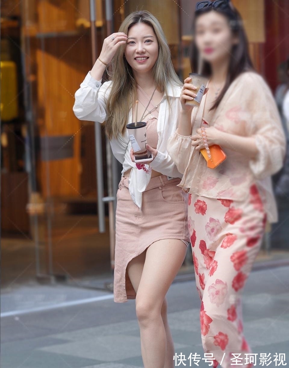 女生 长腿女生的个性穿搭，白色衬衫配淡粉色牛仔裙，清新又美丽
