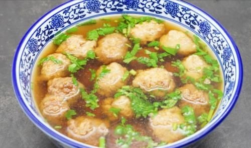 汆丸子,入锅容易散,大厨教你3个技巧,丸子饱满多汁,不松不散