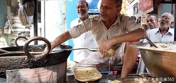 老汉街头做炸鸡,接下来他的动作让人不敢直视