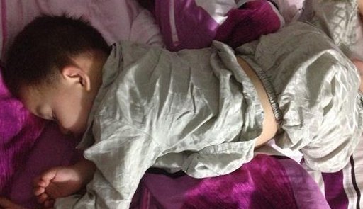 晓丽|5岁男童爱趴在床上摩蹭，两位妈妈的不同做法，影响了孩子未来