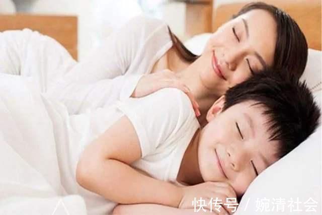 丽丽|妈妈上厕所初中儿子丝毫不避讳,亲情越界,对孩子危害大