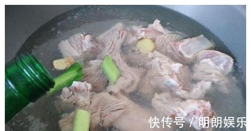 排骨不管怎么吃，切记不要再焯水，换成这2步，排骨软烂无腥味