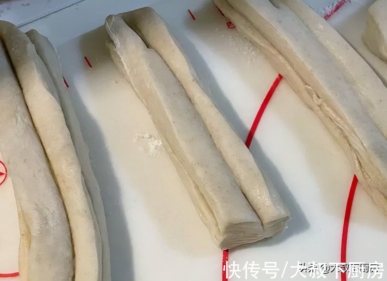 早餐必备！大叔教你自制油条，酥脆爽口，简单易学，随意搭配