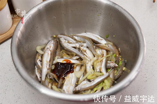 炸鱼时，挂糊用面粉还是淀粉？都不对，记住挂糊的方法，酥香鲜嫩