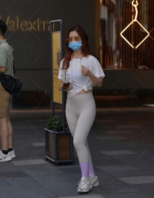 瑜伽|瑜伽裤也能穿出时尚感，白色短袖休闲风格，活力满满的气质宝贝
