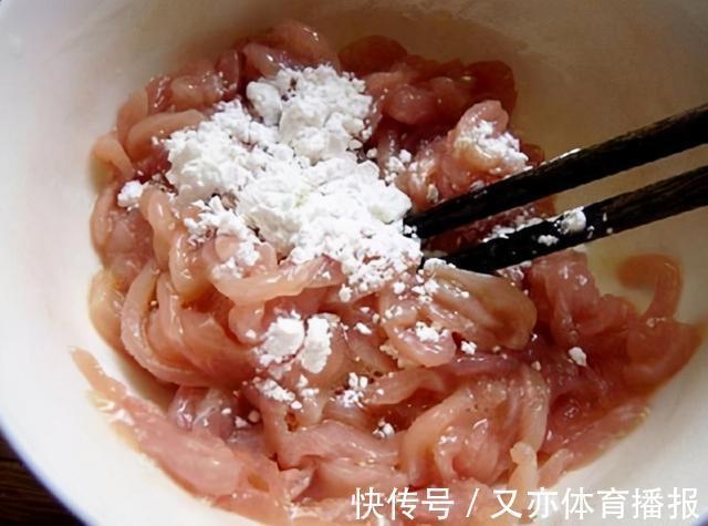 芹菜肉丝|炒肉丝10人9错,难怪发柴嚼不动,教你这3招,肉丝滑嫩不发柴