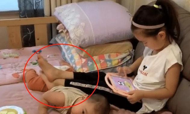 皮皮|“卑微弟弟”伺候姐姐火了,怀里温奶给姐喝,网友求生欲太强