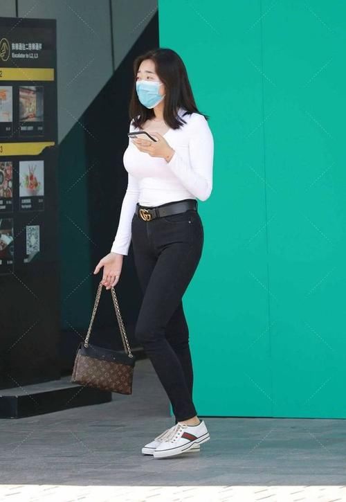 牛仔裤 经典的黑色牛仔裤，搭配白色上衣，实现简单的清爽美感