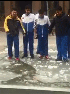 |搞笑GIF:摄影师都是高手,这结婚照P的,过火了吧