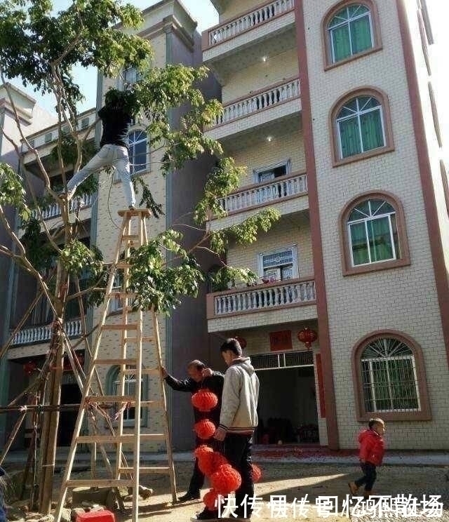 气派|小伙斥资50万在农村盖四层别墅,超大庭院,大门太气派了