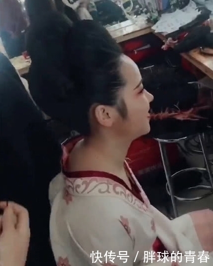 满脸|女孩拍古风写真,本来满脸痘化完妆戴上金色发簪 贵妃气质爆棚
