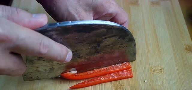 红灯笼椒|豆腐别再红烧了,试试这种做法,一顿2斤不够吃,做法超简单