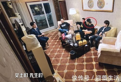 邓超|邓超陈赫等人聊天时，鹿晗头上的帽子尤为抢镜，这不是那谁的？