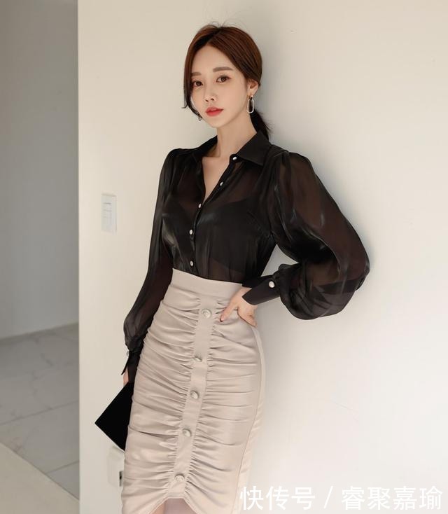 釉黑薄纱阔袖衬衫搭配层叠百褶包臀裙,展现孙允珠优雅潮流
