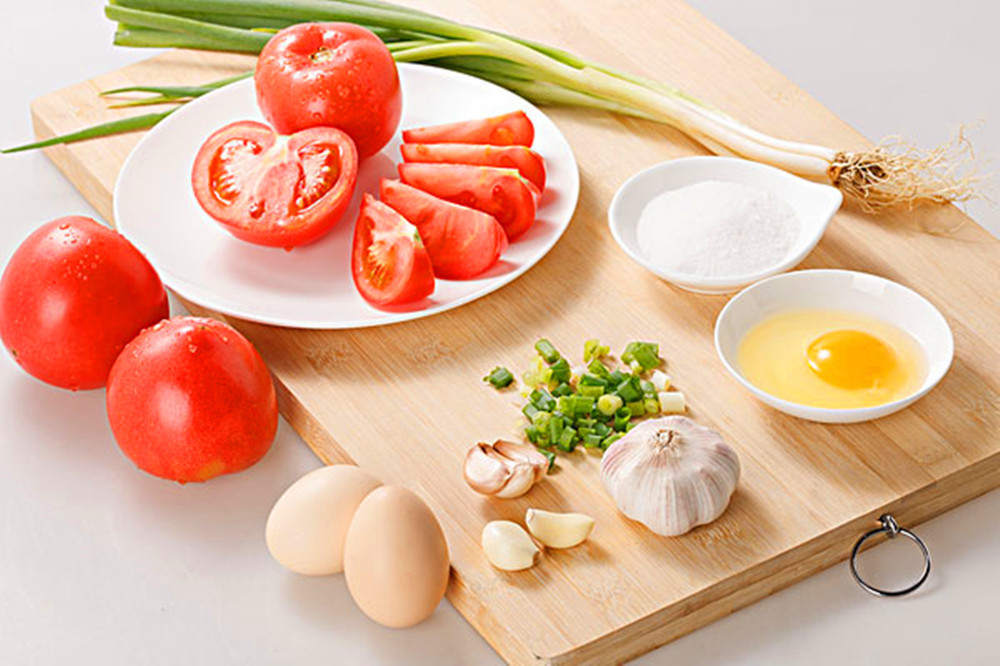 西红柿炒鸡蛋时,到底是先炒鸡蛋还是西红柿大厨教你正确的做法