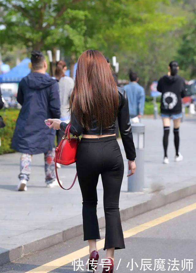 过了40岁的女人，多尝试“喇叭裤”，这么穿时髦又显瘦