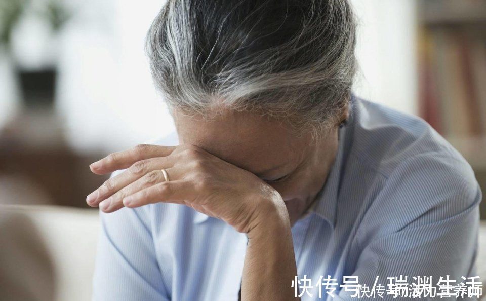 更年期|女人与男人的更年期,一般都是多少岁?专家:在这个范围内要注意