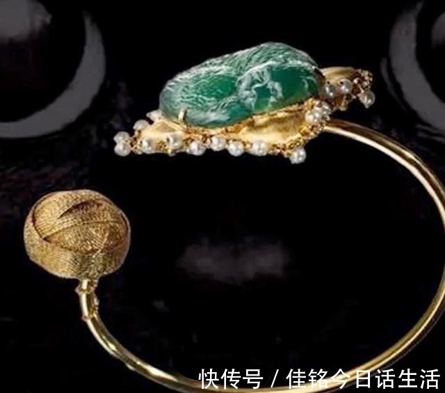 彩云追月@现代翡翠设计,颠覆想象,美不可言!现代翡翠设计,颠覆想象,美不可言!