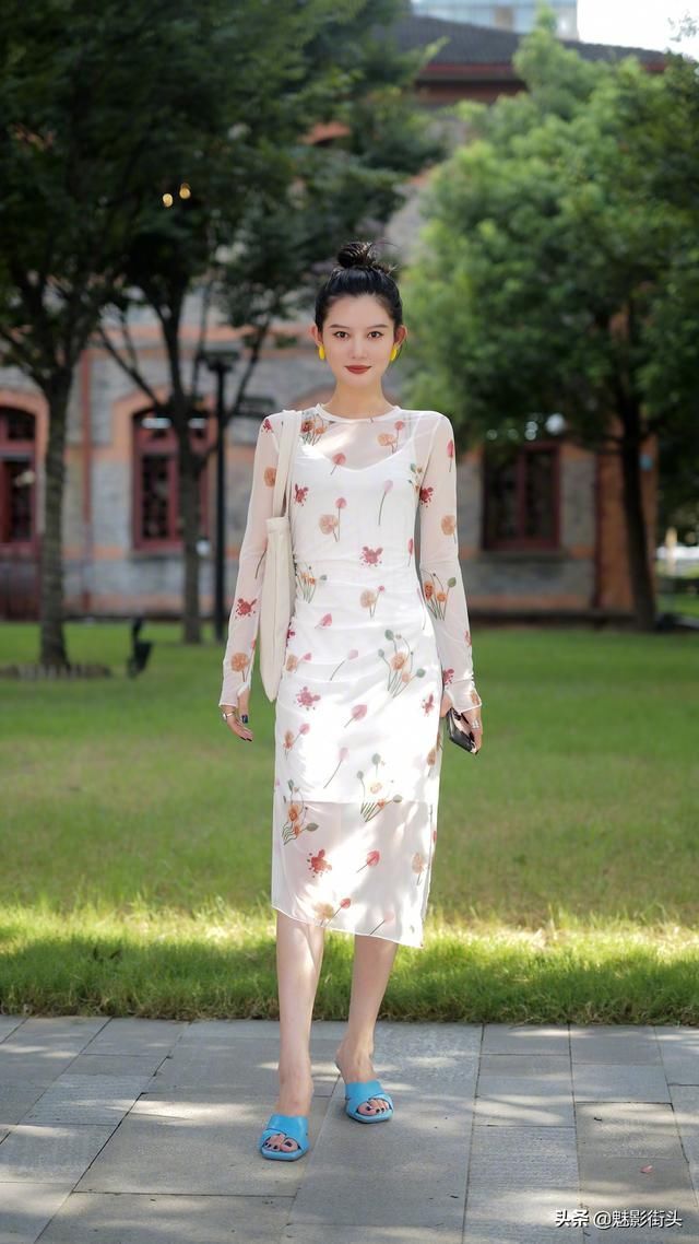 依然|立秋了,天气依然很炎热,美女选择高跟凉拖鞋出街,清凉又显身材