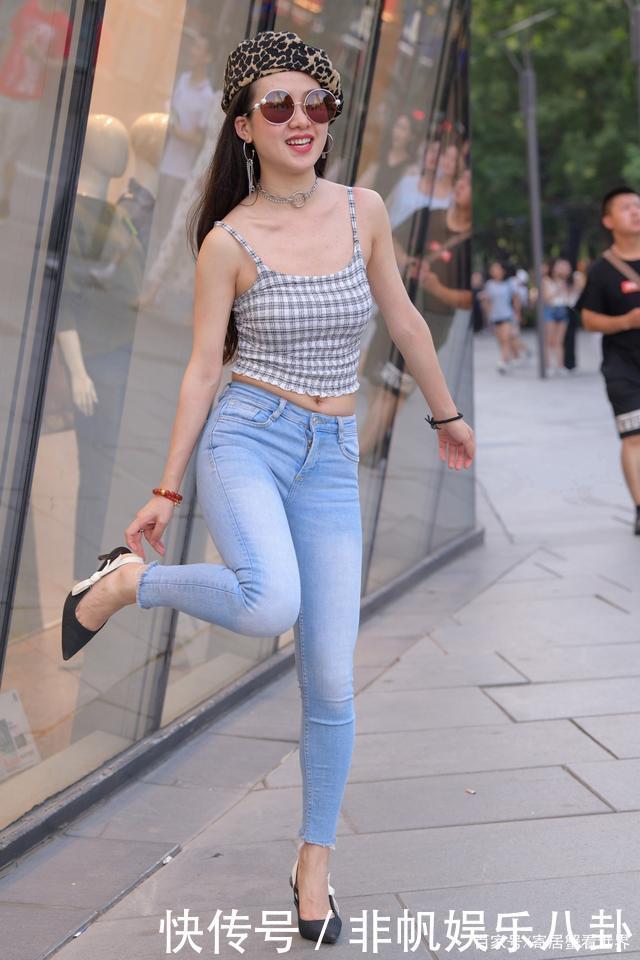 娇小女生如何驾驭英伦风,试试贝雷帽与格纹吊带,尊贵不失俏皮感