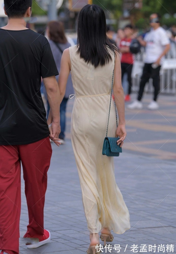 街拍|美女街拍：很优雅的气质美女，随和但不随便，总感觉像是在温柔的对我微笑