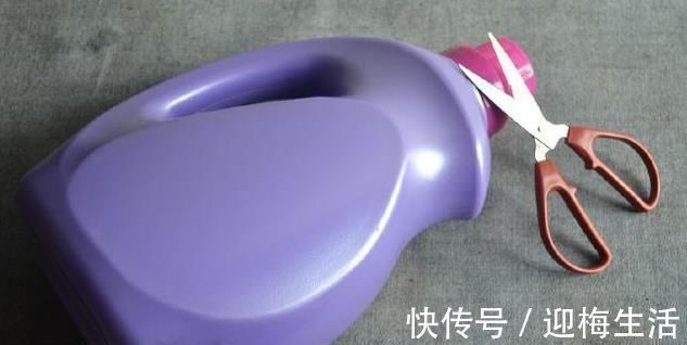 实用|在洗衣液瓶上剪两刀,就成了一个“收纳盒”,放在卫生间,贼实用